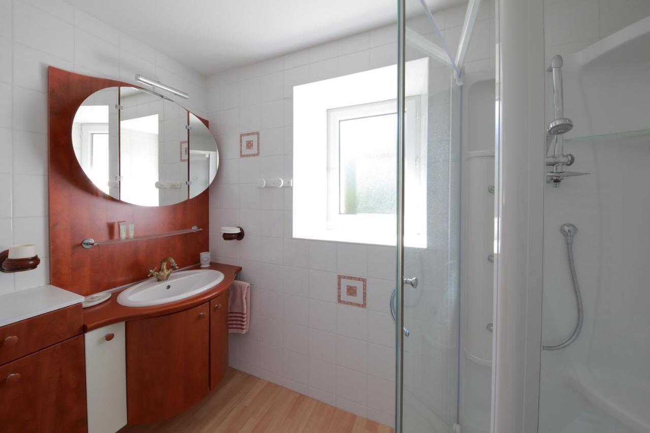 Gite La Loge Des Fees Latillé Exteriör bild