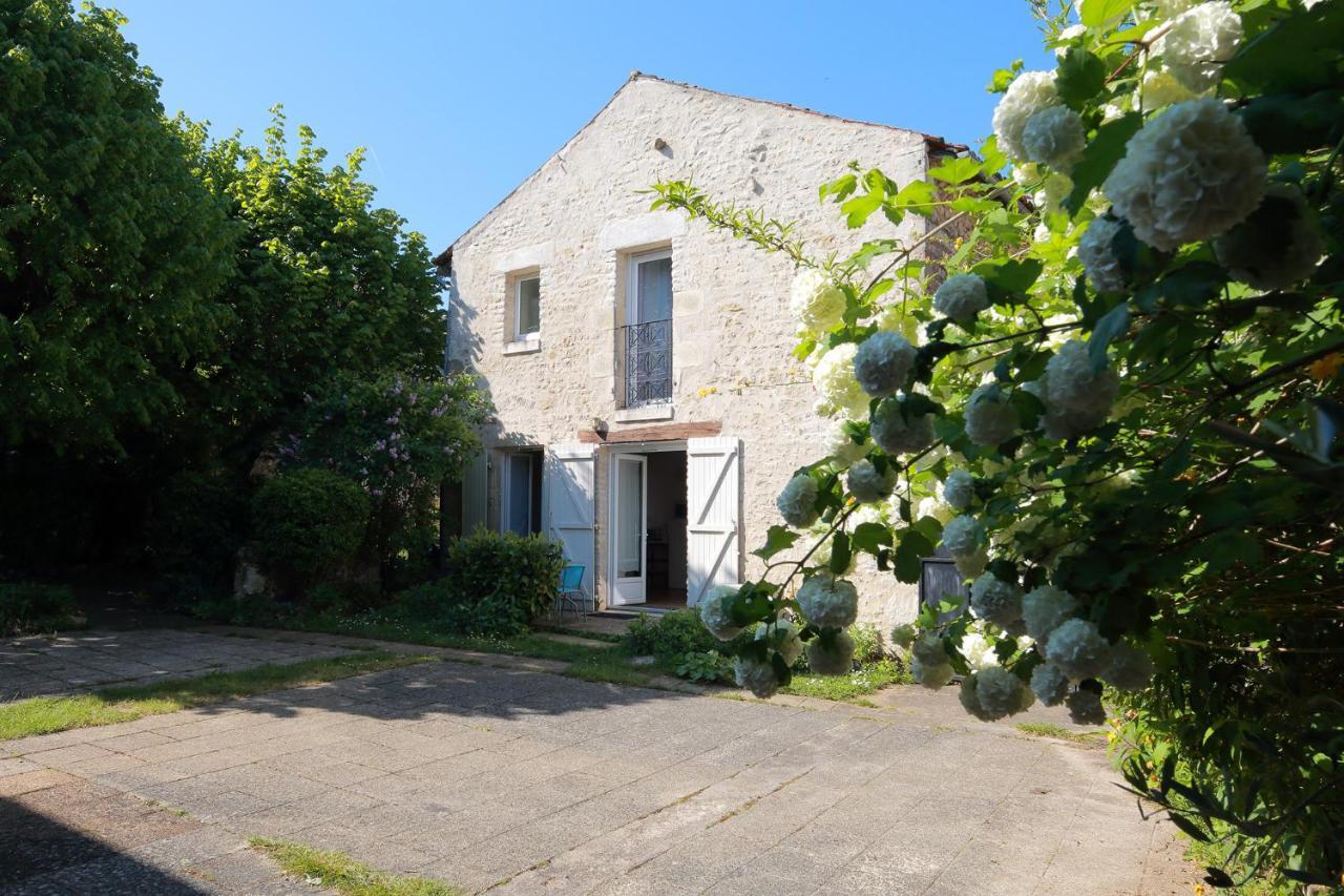 Gite La Loge Des Fees Latillé Exteriör bild