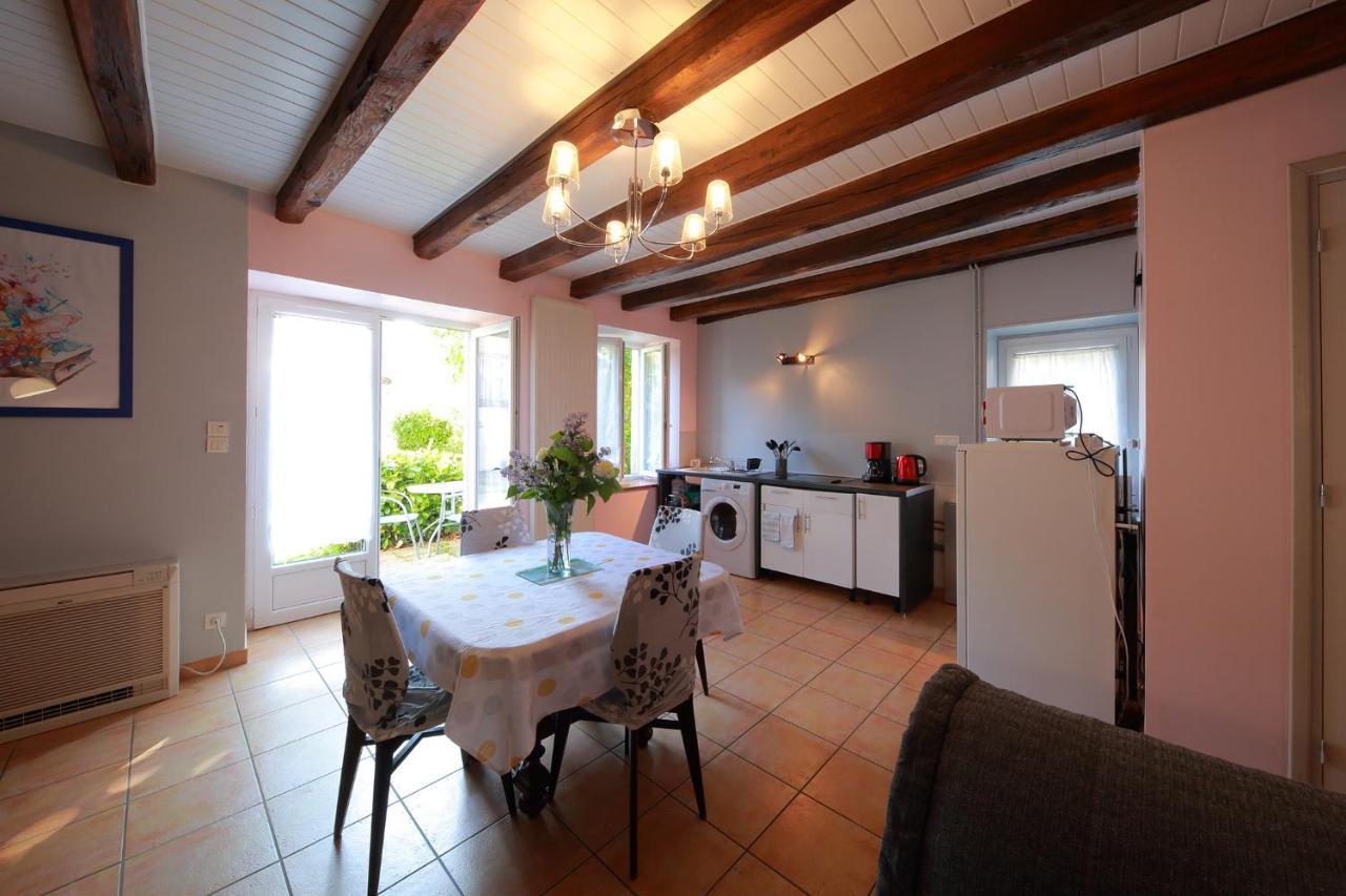 Gite La Loge Des Fees Latillé Exteriör bild