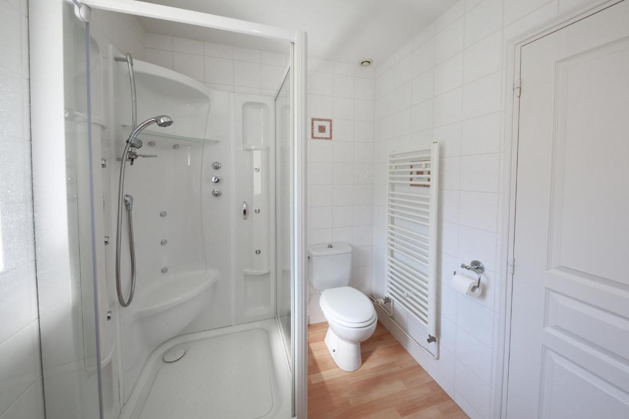 Gite La Loge Des Fees Latillé Exteriör bild